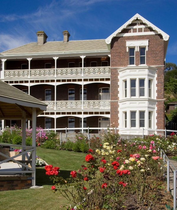 Auldington Hotel image 1